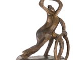 statue d'une femme à vélo, avec un panier sur la tête