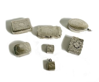 plusieurs pièces d'argent sont disposées sur une surface blanche