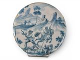 une assiette bleue et blanche décorée d'une peinture