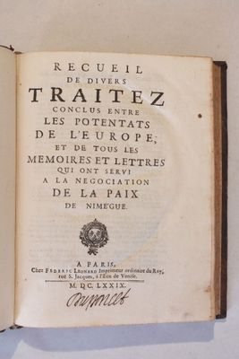 un livre avec un titre posé sur une table