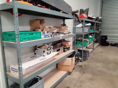 de nombreuses étagères sur lesquelles sont posées des boîtes, dans un garage