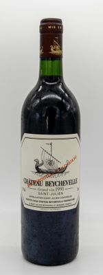 une bouteille de vin posée sur une table