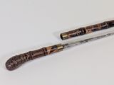 deux stylos assis l'un à côté de l'autre sur une surface blanche
