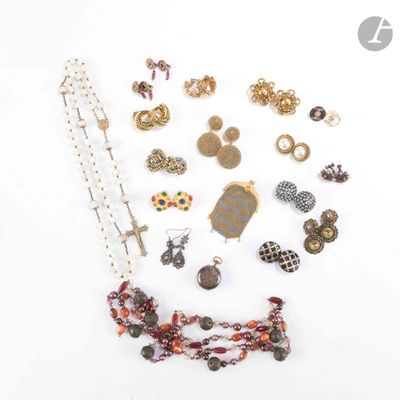 de nombreux bijoux disposés sur une surface blanche
