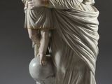 l'image d'une statue représentant une femme tenant un enfant dans ses bras
