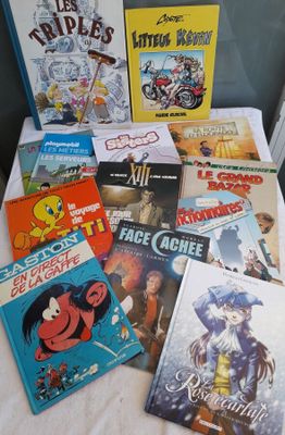 de nombreux livres pour enfants posés sur une table blanche