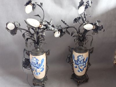 CHINE Paire de vases montés en bronze et fer forgé, 3 bras d…