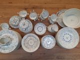 beaucoup d'assiettes et de bols bleus et blancs par terre