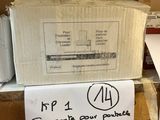 une pile de cartons posée sur une table en bois