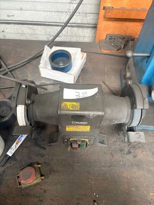 une machine posée sur le sol du garage