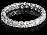 gros plan d'une bague en diamant sur une surface noire