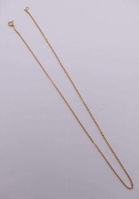 un collier à chaîne en or orné d'un pendentif en forme de cœur