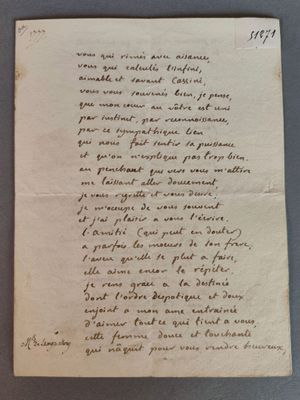 une vieille lettre manuscrite, posée sur un morceau de papier, sur une table