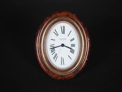une horloge avec des chiffres romains sur le cadran