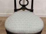 une chaise posée sur un parquet