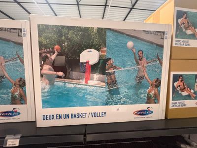 photos de personnes jouant au frisbee dans une piscine