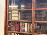 une bibliothèque contenant de nombreux livres dans une pièce