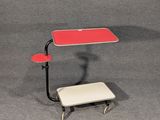 une table rouge et blanche sur laquelle se trouve un ordinateur portable