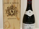 une bouteille de vin posée à côté d'une caisse en bois