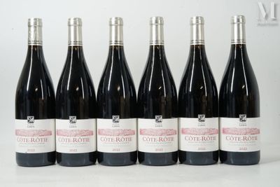 six bouteilles de vin rouge sont alignées sur une table