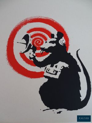 un tableau représentant un rat tenant une cible dans sa gueule