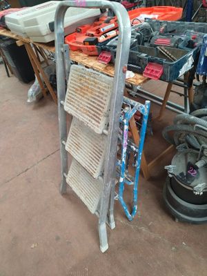 un chariot sur lequel sont posés de nombreux outils