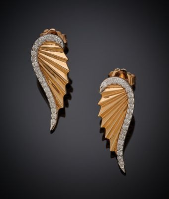 paire de boucles d'oreilles en or et diamants, signée Van Cleef