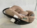 un siège auto pour bébé posé par terre