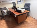 un bureau équipé d'un ordinateur et d'une imprimante