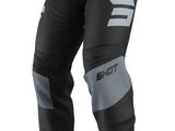 un gros plan sur un pantalon noir et gris