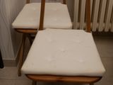 deux chaises en bois et un banc dans une pièce