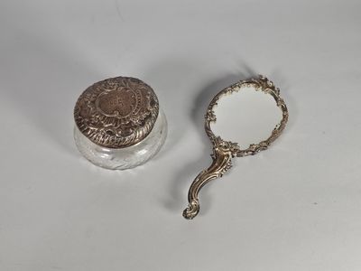 Nécessaire de toilette comprenant :