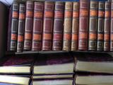 une boîte remplie de vieux livres posée sur une table