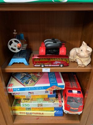 Lot de jeux et jouets : puzzles, véhicules en réduction, mac…