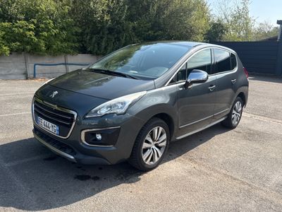 La petite voiture grise est garée sur le parking.