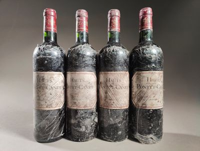quatre bouteilles de vin sont alignées sur une table