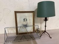 Lot comprenant une lampe à piètement en fer, une étagère mur…