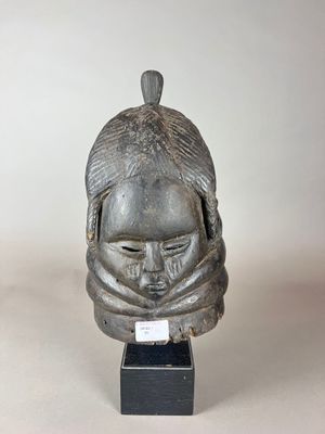 statue d'un homme portant un casque orné d'un oiseau sur la tête