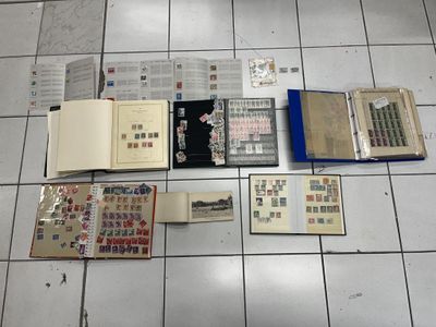 beaucoup de livres par terre, sur lesquels sont apposés des timbres