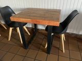 deux chaises et une table dans le coin d'une pièce