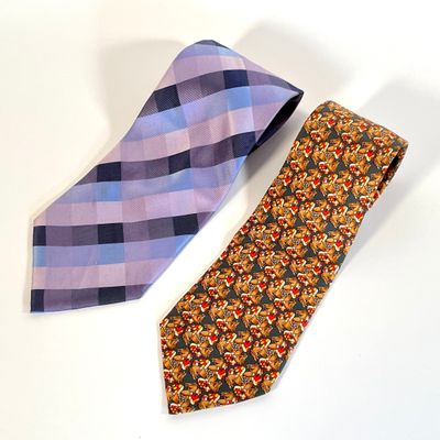 HERMES Paris. Ensemble de deux cravates en soie imprimée.