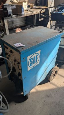 une machine bleue qui se trouve dans un garage