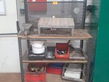 un établi dans un garage, sur lequel sont posés de nombreux outils