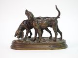 statue en bronze représentant deux chiens sur un socle, sur fond blanc
