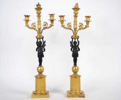 paire de chandeliers anciens en laiton ornés de figurines sur socles