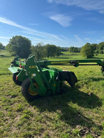 Faucheuse conditionneuse à rouleaux JOHN DEERE 630 immatriculée F