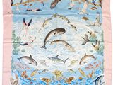 une photo d'une écharpe rose ornée d'un motif représentant des dauphins et des mouettes