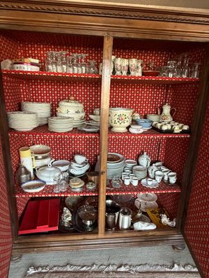 un vaisselier sur lequel sont disposés de nombreux plats et tasses