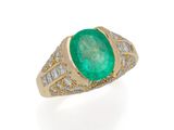 une bague en émeraude et diamant