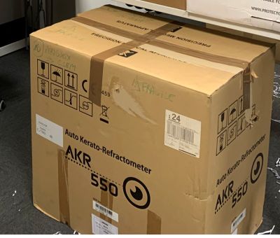 les cartons sont empilés les uns sur les autres par terre